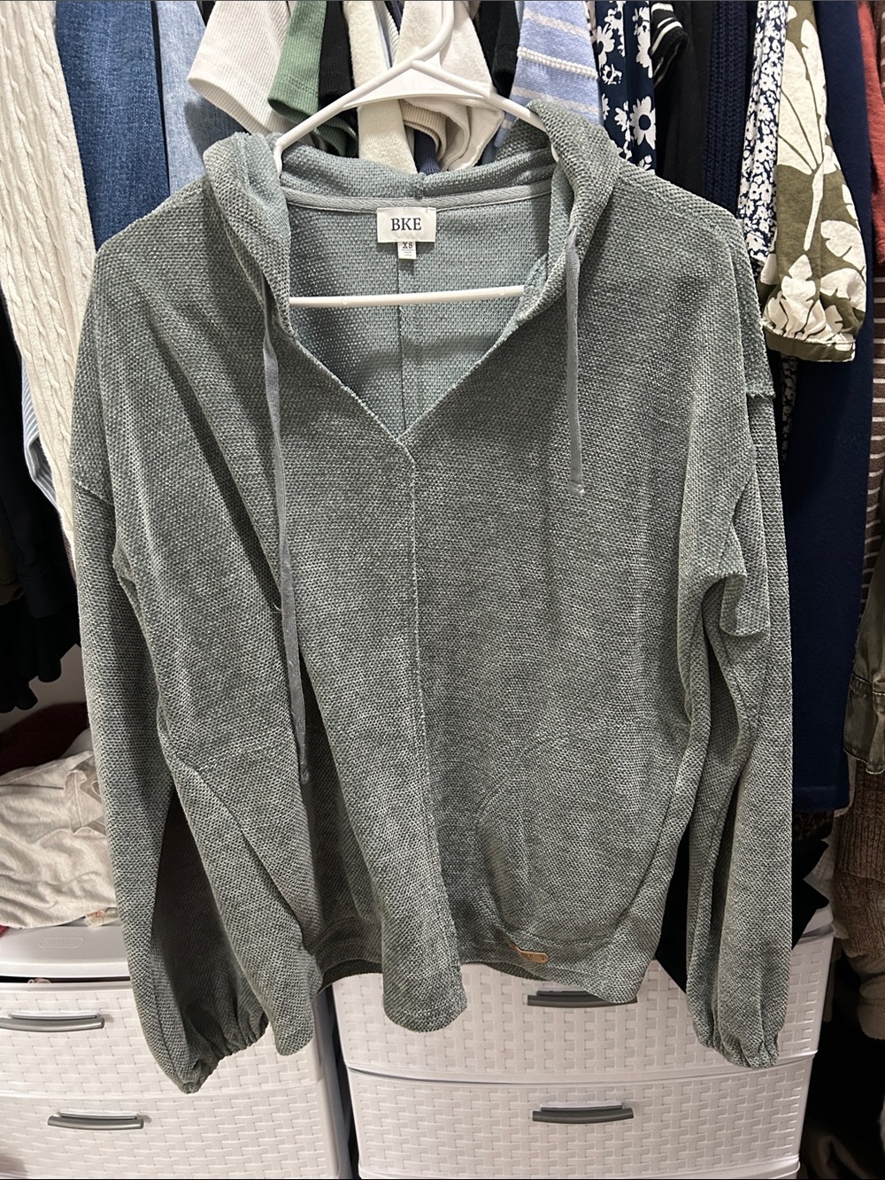 BKE Women’s V-Neck Hooded Sweater in Sage
